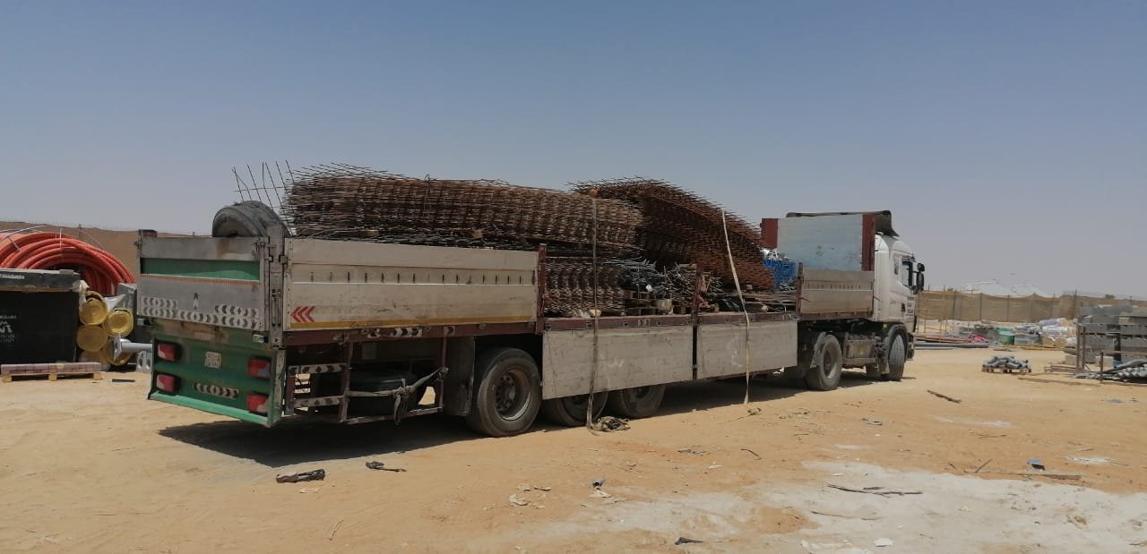 Flatbed Truck with Folding Flatbed Trailer for Freight and Transportation Services