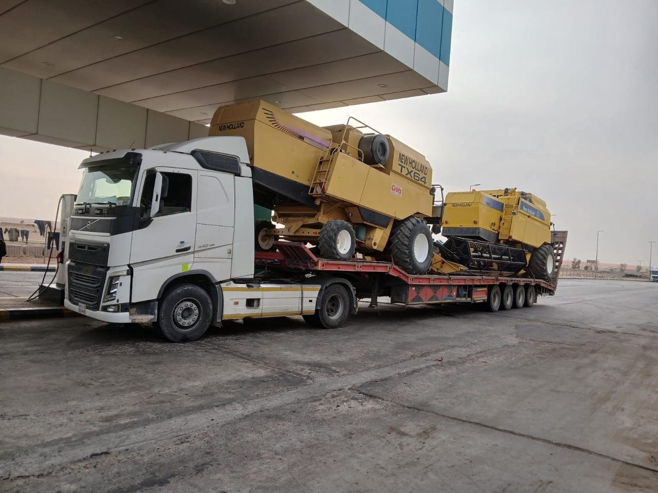 Lowbed truck available at Khalifa Port and Port of Fujairah for Transportation and Shipping Services